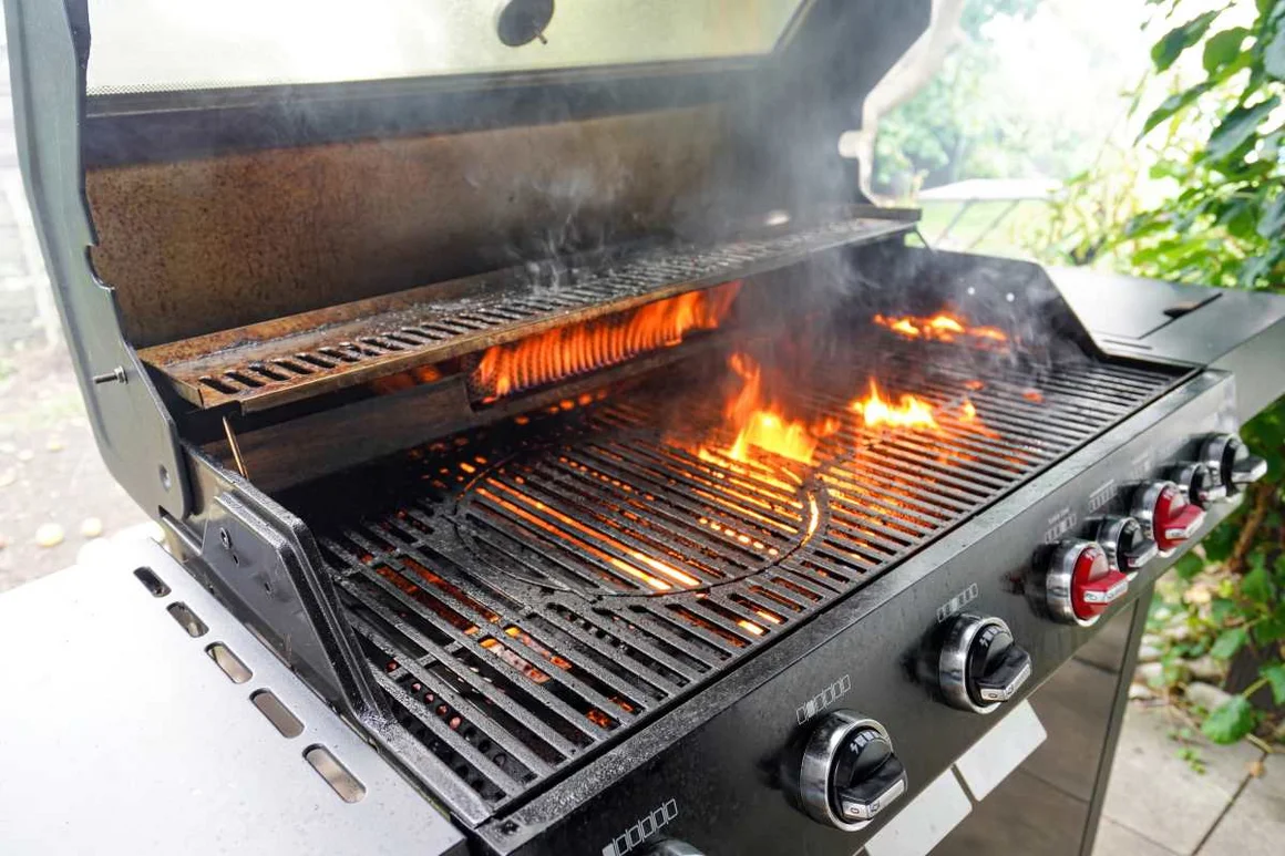 Gasgrill mit Flammen
